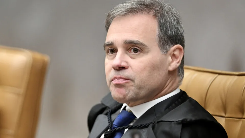 TSE forma maioria para manter remoção de posts sobre Flávio