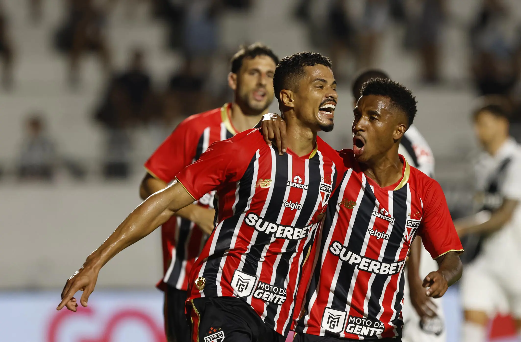 São Paulo vence Ponte Preta e avança no Paulista