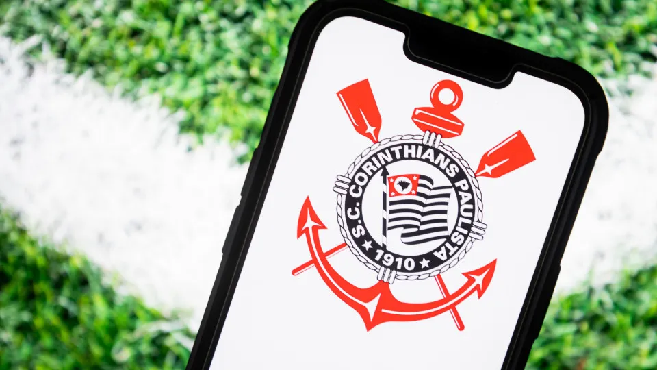 Corinthians atrasa salários e enfrenta pressão por dívidas internacionais