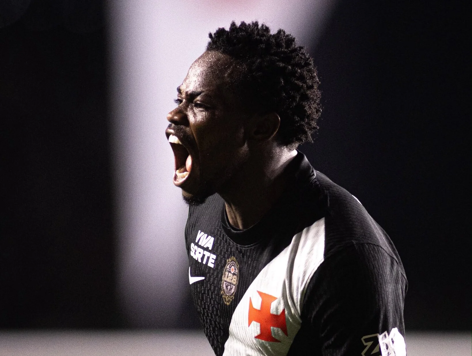 Vasco vence Vitória e abre vantagem na Copa do Brasil