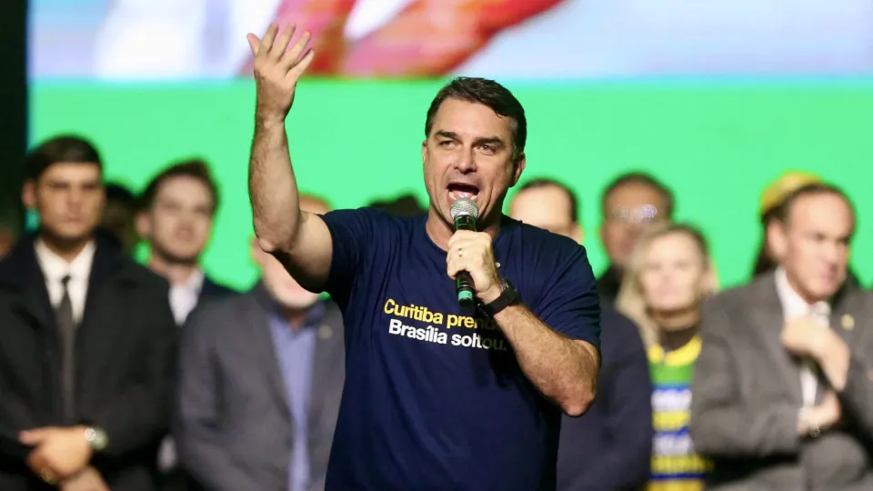 Flávio Bolsonaro defende Bolsa Família e promete ampliar segurança para beneficiários