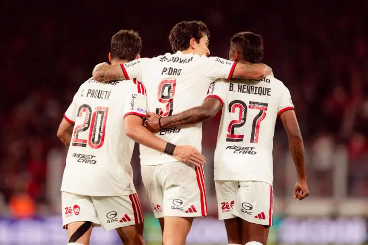 Flamengo empata com Athletico-PR e segue atrás do Palmeiras