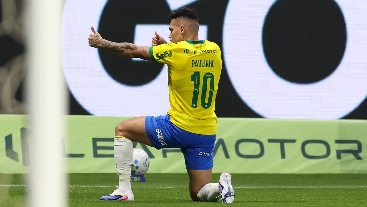 Palmeiras vence Chapecoense com um a menos e amplia liderança