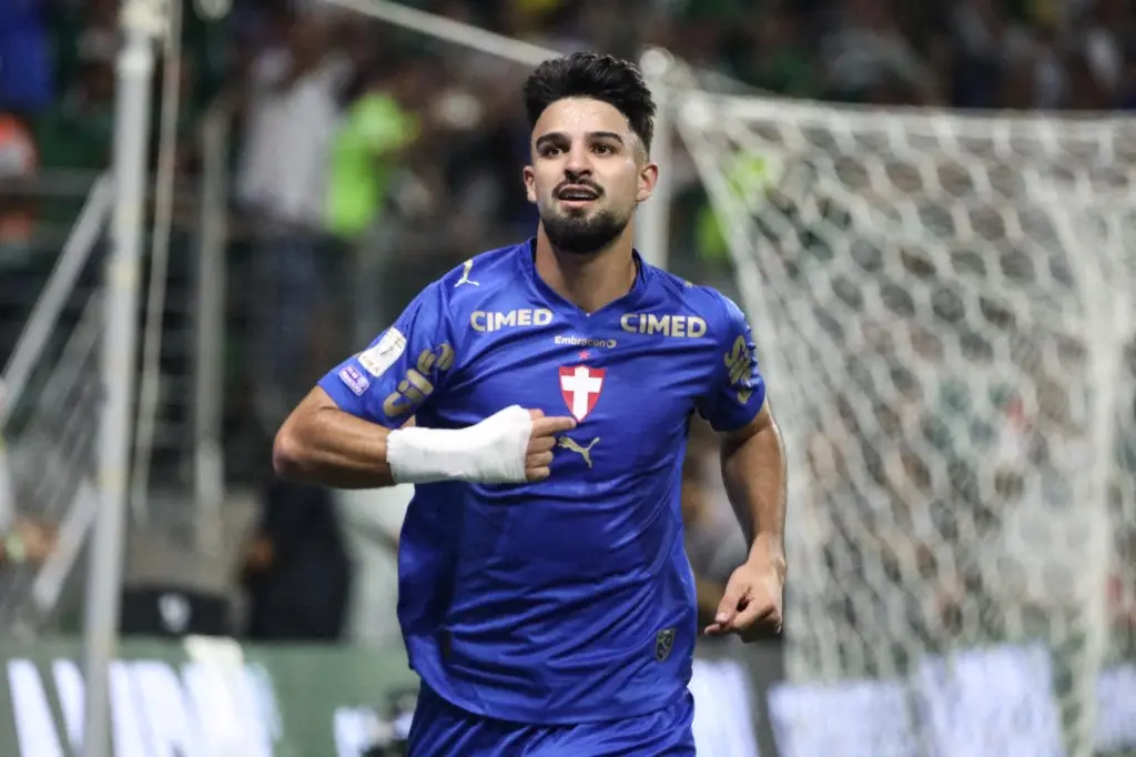 Palmeiras vence Bahia e fica a um ponto da liderança