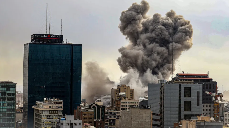 EUA ampliam ofensiva e atacam 90 alvos militares no Irã