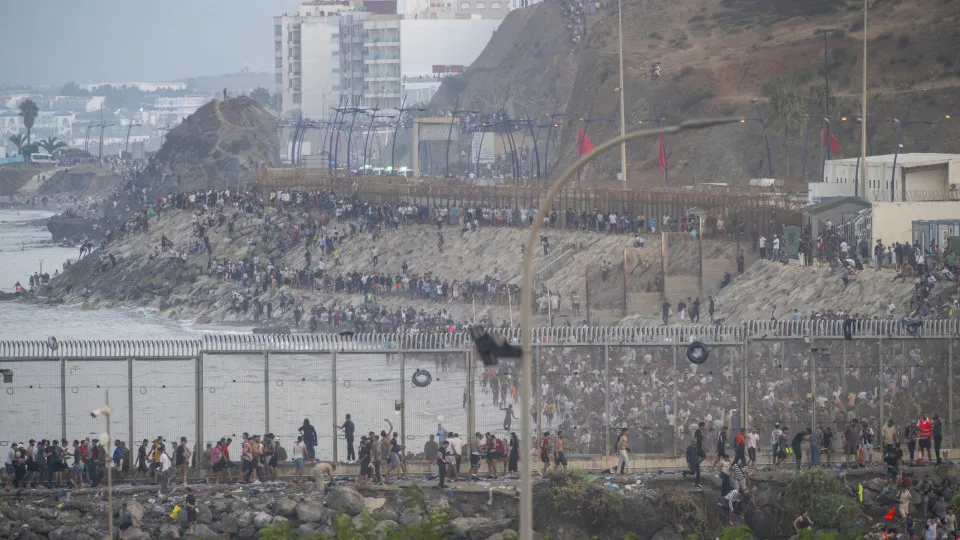 Entrada de migrantes em Ceuta deixa 15 mortos em um único dia