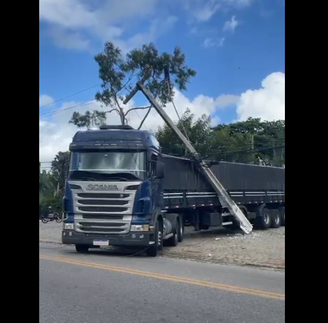 Caminhão derruba poste e deixa bairro sem energia em Guarabira