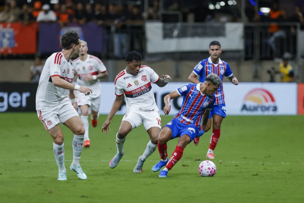 Flamengo goleia o Bahia por 3 a 0 e retoma liderança do Brasileirão