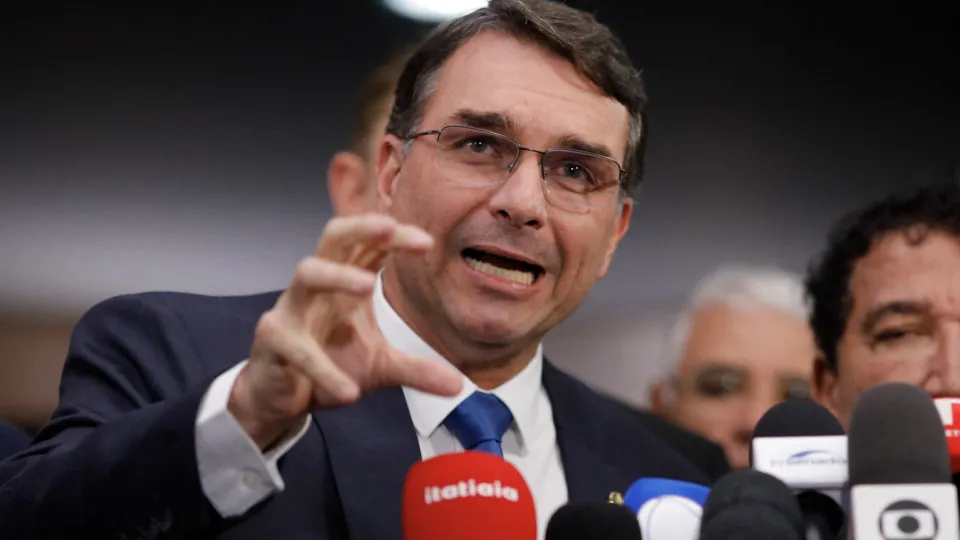 Flávio Bolsonaro diz enfrentar "guerra psicológica" na campanha