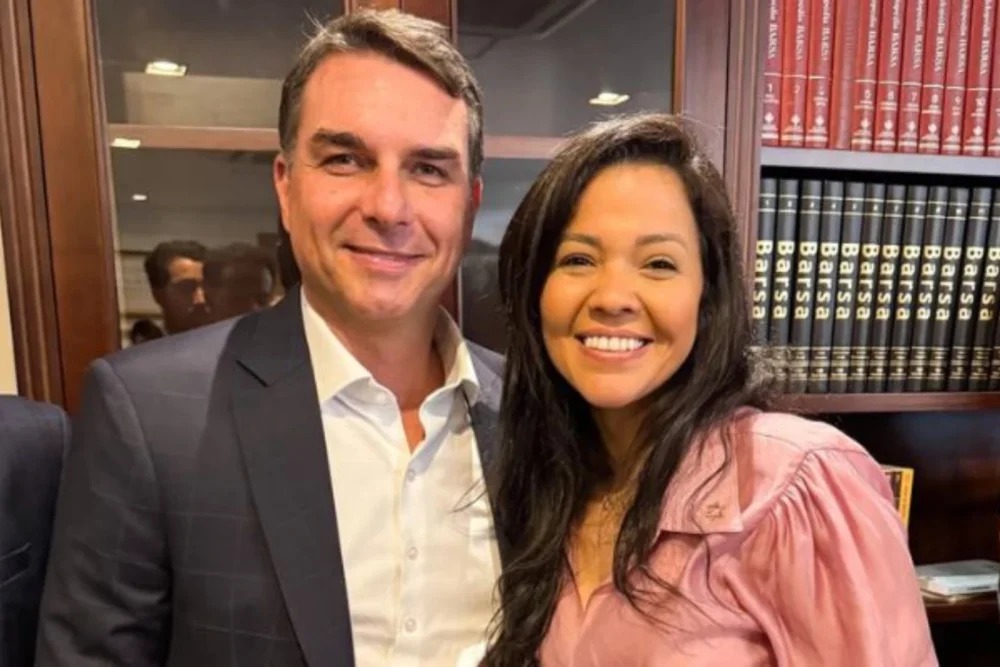 Vereadora de Fortaleza é cotada como vice de Flávio Bolsonaro