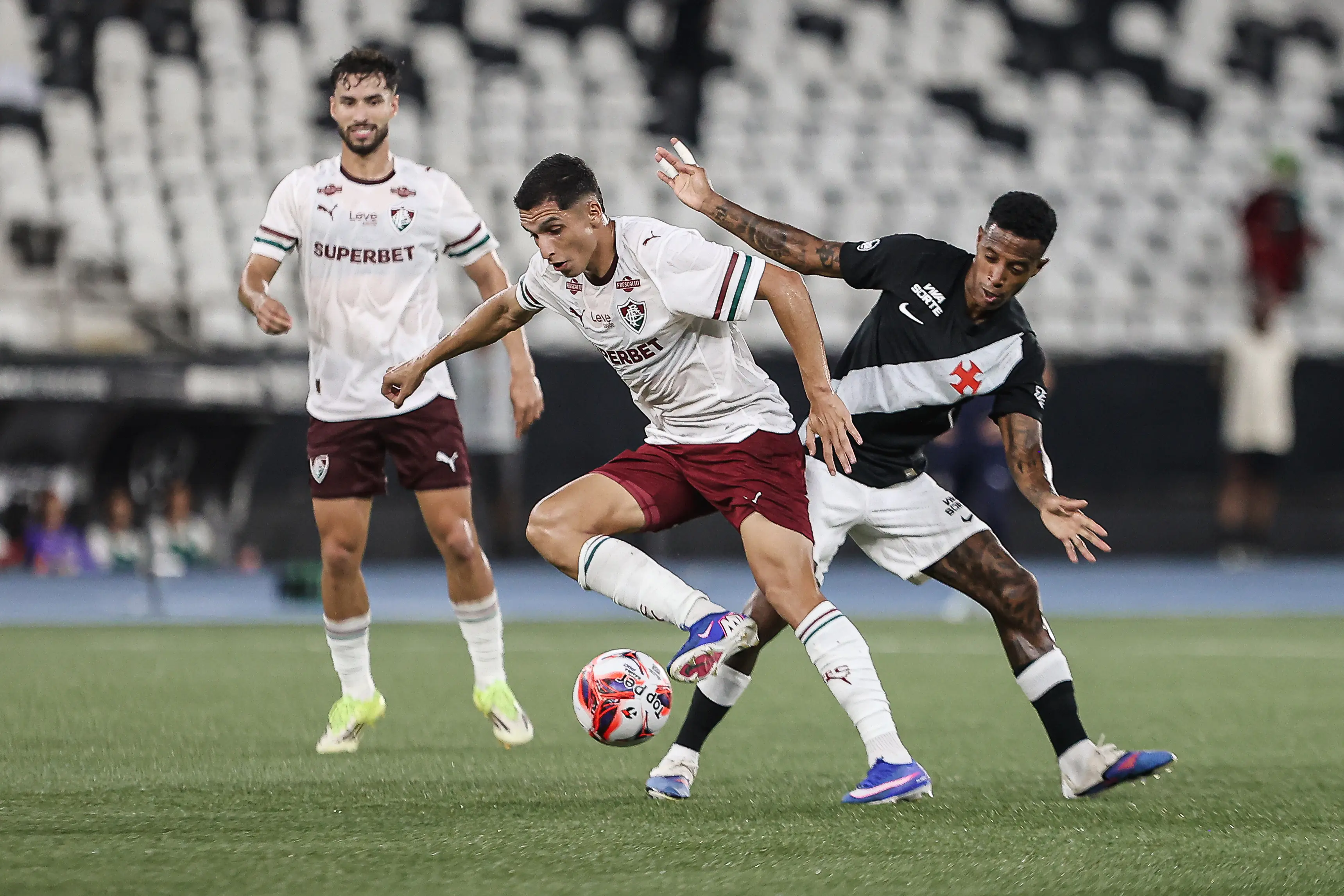 Fluminense vence Vasco e abre vantagem na semifinal