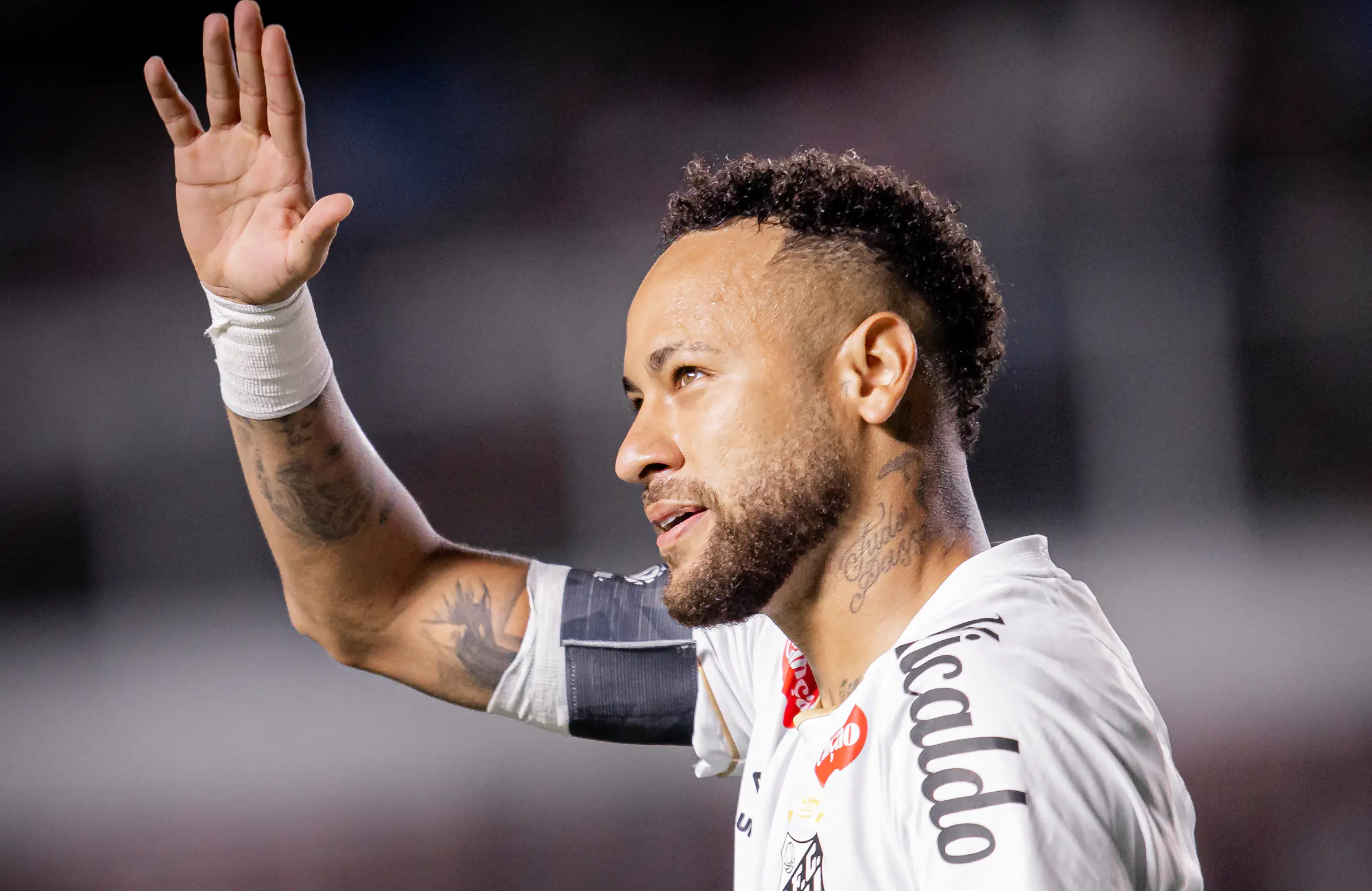 Neymar pede desculpa após discussão com torcedor