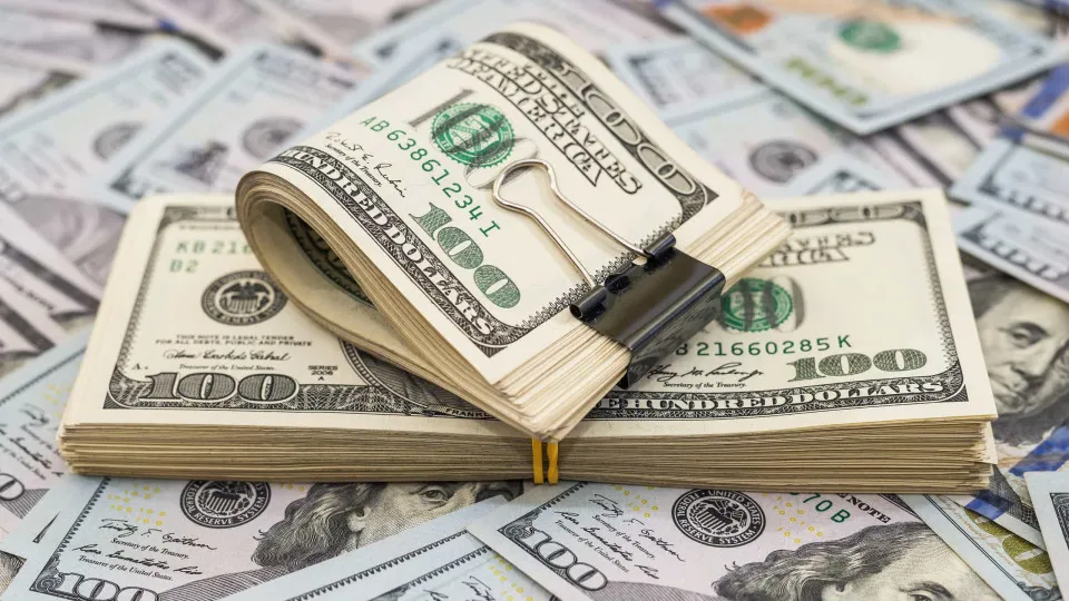 Dólar dispara 8,21% e Bolsa cai quase 14% após eleição
