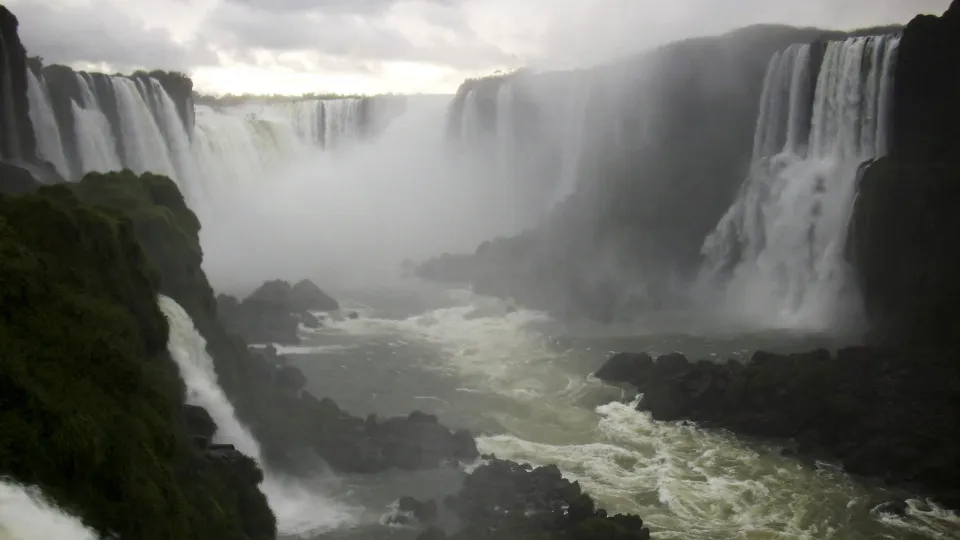 Cheia nas Cataratas do Iguaçu restringe visitação no Brasil e Argentina