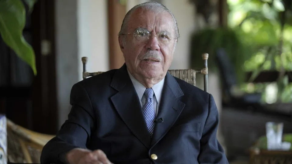 José Sarney segue internado em São Paulo com quadro estável