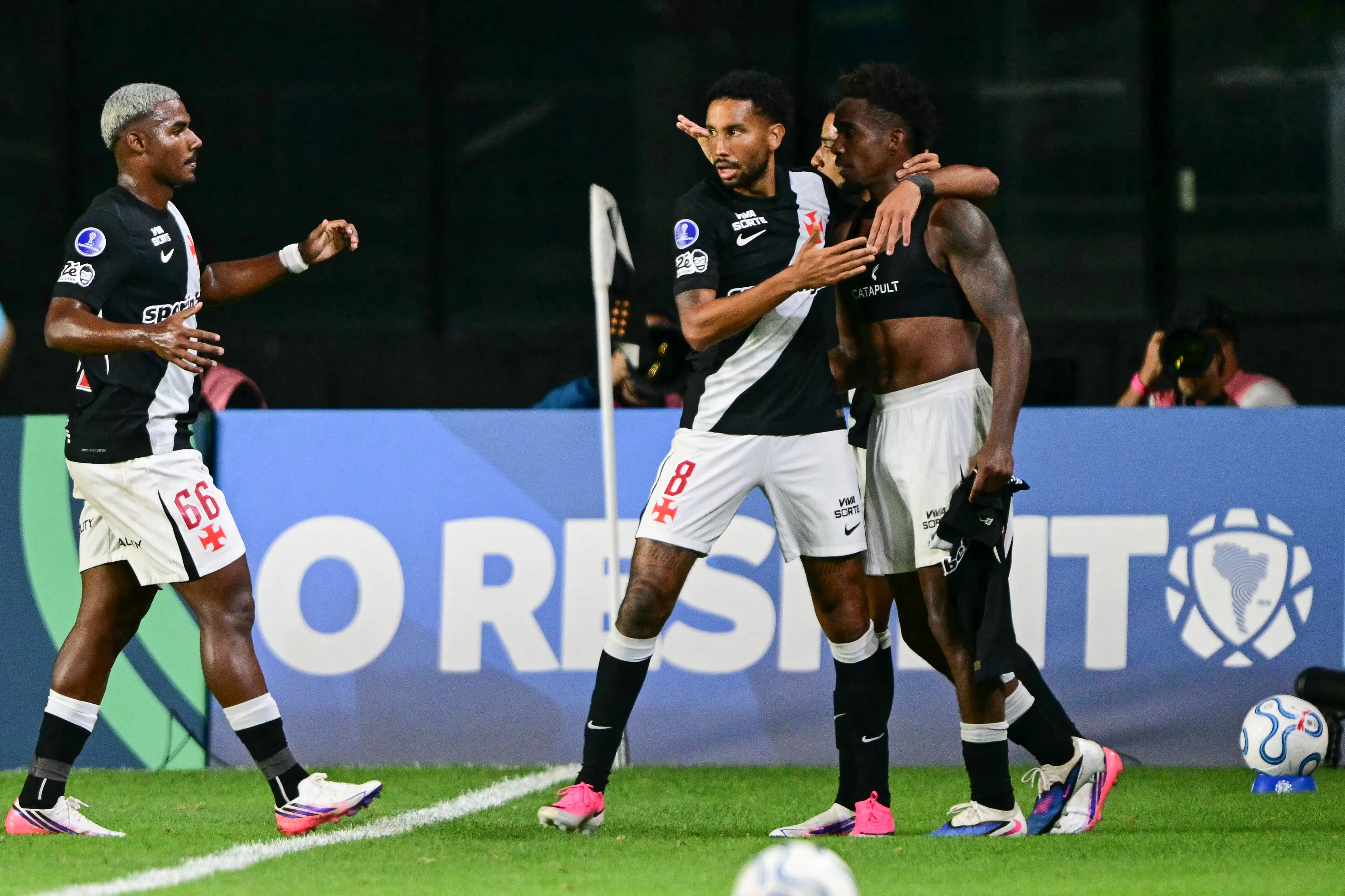 Vasco vence o Independiente Medellín e avança na Sul-Americana