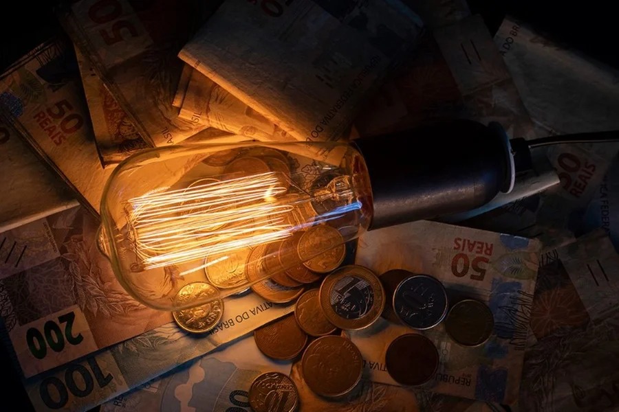 Conta de luz pode subir até 8% em 2026, prevê Aneel