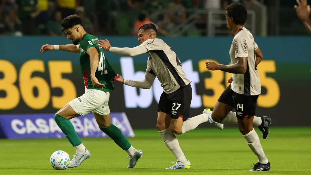 Palmeiras vence Athletico-PR e amplia liderança no Brasileirão