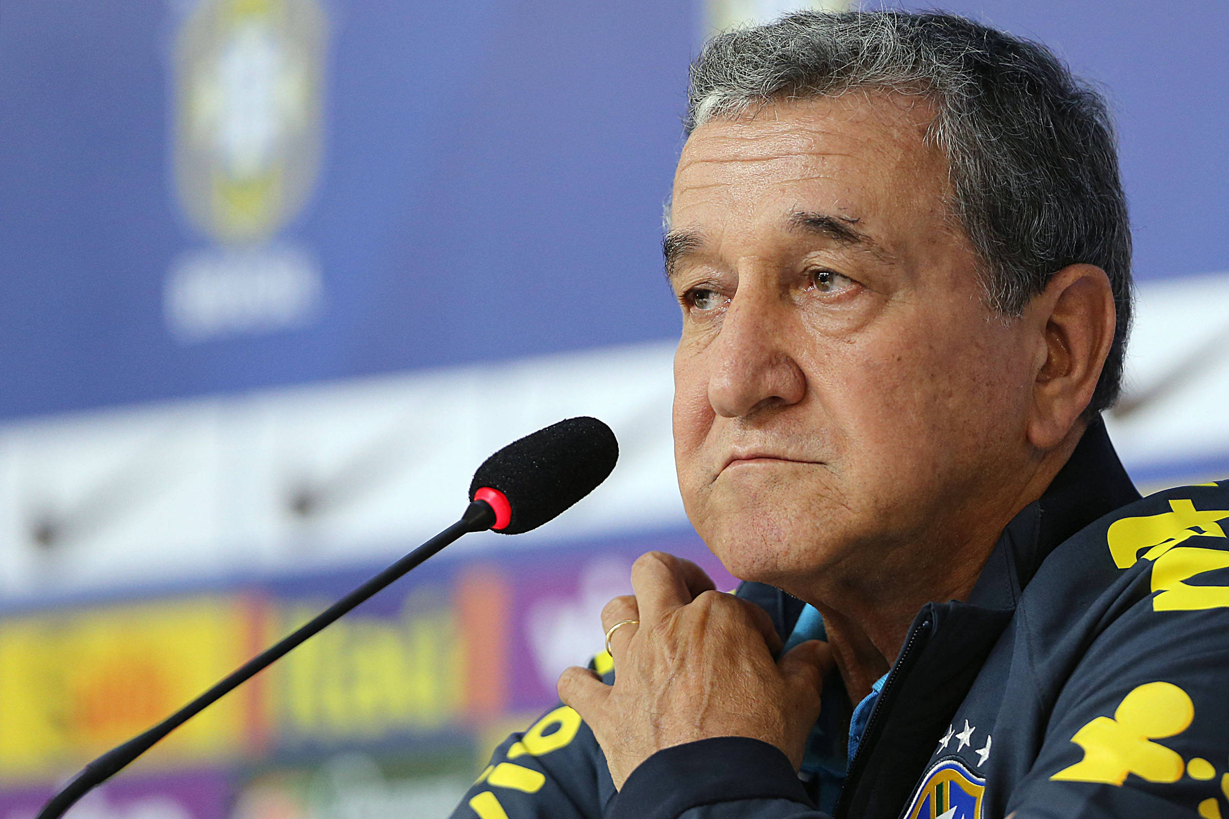 Parreira reage bem à cirurgia e segue internado na UTI