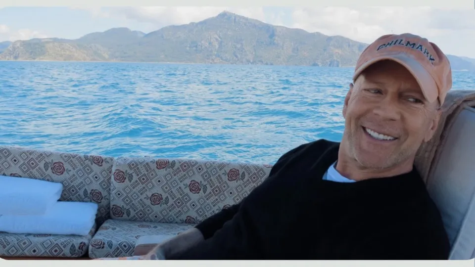 Bruce Willis faz rara aparição no casamento da filha Tallulah