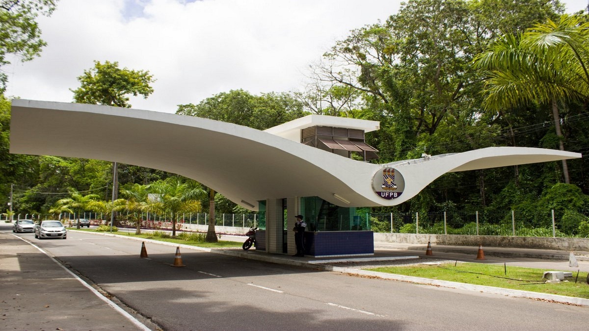 UFPB abre 53 vagas para professor visitante com salários de até R$ 26 mil