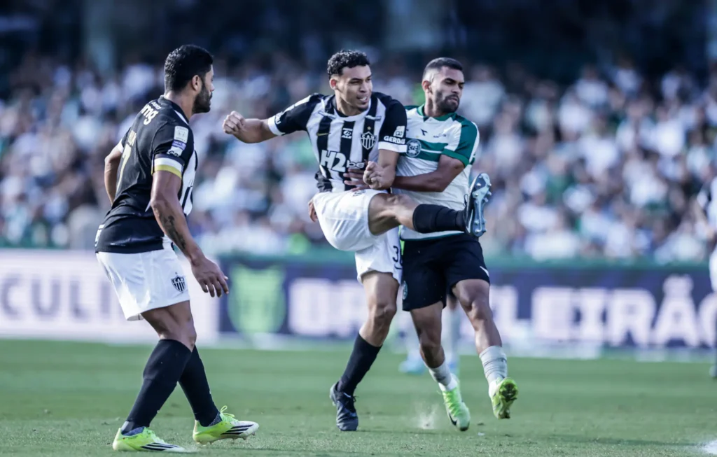 Coritiba vence Atlético-MG e encerra jejum no Brasileirão