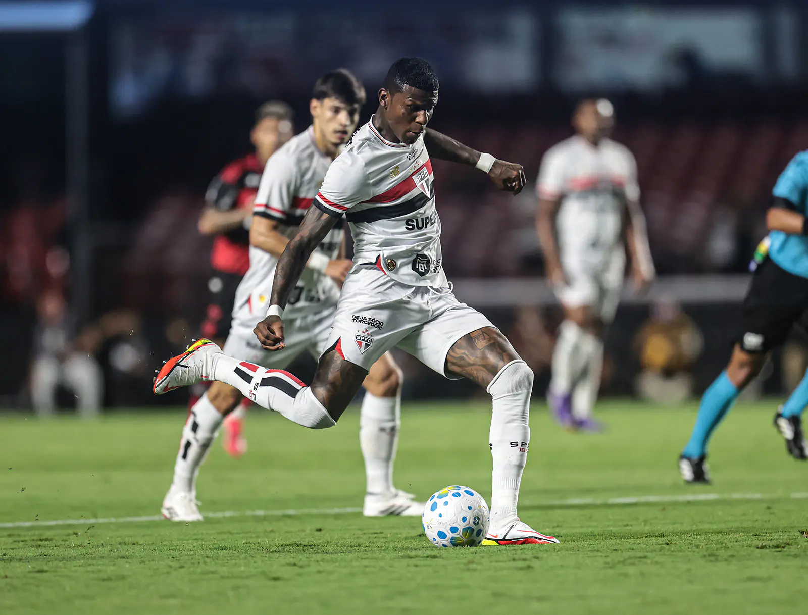 São Paulo aguarda Arboleda e avalia rescisão por justa causa