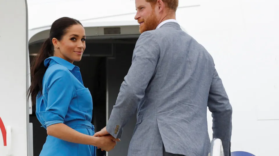 Harry e Meghan viajam ao Reino Unido em jato de luxo