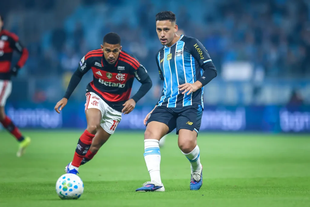 Flamengo vence Grêmio e encosta no Palmeiras no Brasileirão