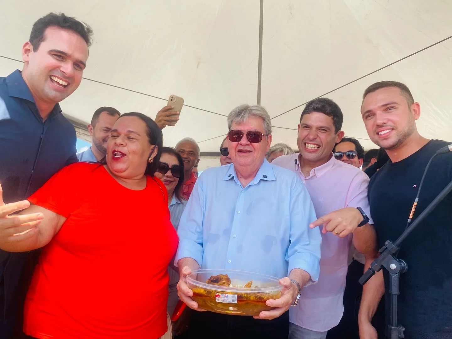 João Azevêdo recebe “galinha” em evento em Guarabira