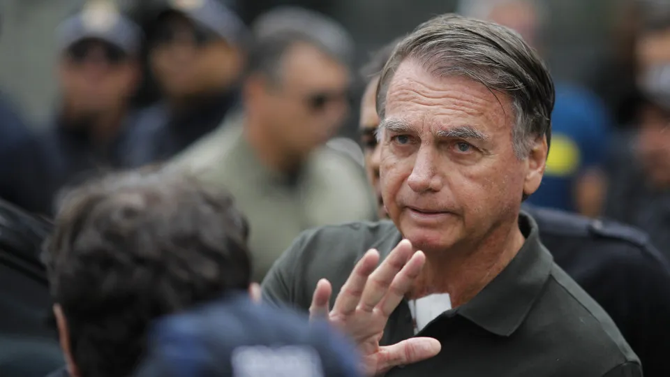 Pressão por prisão domiciliar de Bolsonaro cresce no STF
