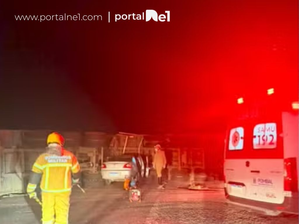 Duas pessoas morrem em acidente entre carro e carreta na BR-230, em Pombal